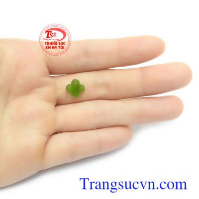 Mặt ngọc bích thường được bọc vàng làm mặt dây chuyền, hoa tai mặt nhẫn đeo hợp thời trang và phong thủy