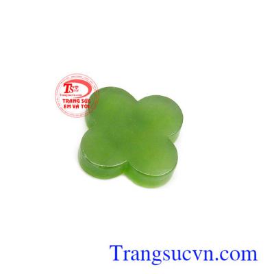 Mặt ngọc nephrite bốn lá hi vọng là biểu tượng mang lại niềm tin, tình yêu và may mắn, là món quà tặng tuyệt vời cho người yêu thương