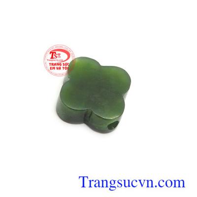 Mặt ngọc bích cỏ bốn lá an nhiên rất được mọi người ưa chuộng, phù hợp làm mặt dây chuyền, hoa tai đeo sang trọng, thời trang và quý phái
