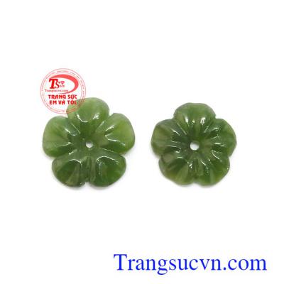 Mặt nephrite phù hợp làm mặt dây chuyền sang trọng, thời trang và phong thủy