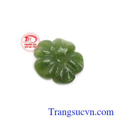 Mặt ngọc nephrite thiên nhiên may mắn là biểu tượng của sức khỏe, bình an và may mắn, giúp người đeo tránh được những điều không may trong cuốc sống