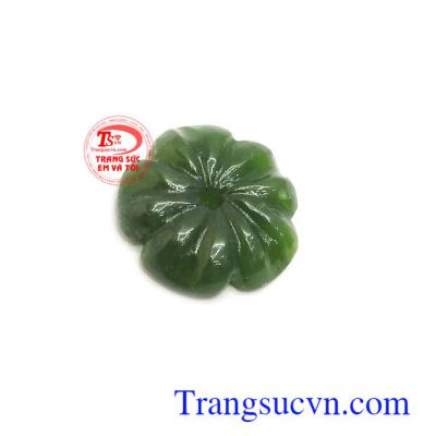 Mặt ngọc bích hoa hồng thịnh vượng với ngọc bích thiên nhiên từ xa xưa đã được ưa chuộng ở phương Đông và phương Tây được xem như là viên đá của đế vương là bảo vật của hoàng gia, có khả năng mang lại may mắn, bình an và sức khỏe cho người đeo