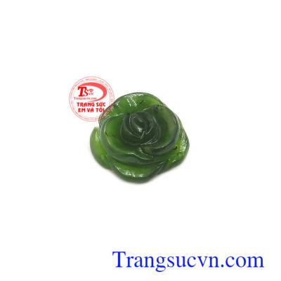 Mặt ngọc nephrite quyền lực chạm khắc hình hoa hồng độc đáo, thời trang