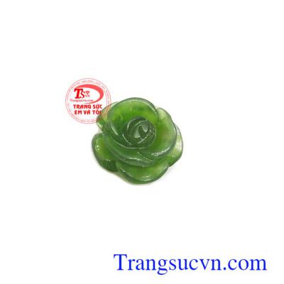 Mặt ngọc nephrite sang trọng là những tinh túy và quý báu nhất của trời và đất, mang lại bình an, may mắn và tài lộc cho người đeo