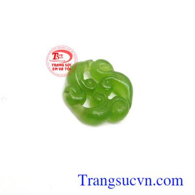Mặt ngọc nephrite thiên nhiên tinh xảo là biểu tượng của sức khỏe, bình an và may mắn, giúp người đeo tránh được những điều không may trong cuộc sống