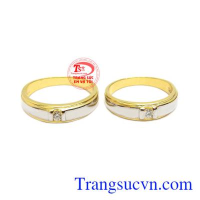 Nhẫn cưới hạnh phúc tràn đầy được chế tác từ vàng 18k với sự kết hợp hài hòa giữa vàng trắng và vàng màu tạo nên nét độc đáo cho sản phẩm.