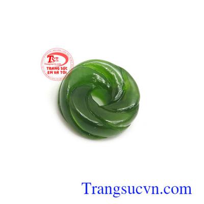 Mặt ngọc nephrite hưng thịnh là biểu tượng của sức khỏe, vận may và tài lộc, giúp người đeo tránh được những rủi ro, không may, mang lại bình an và hạnh phúc