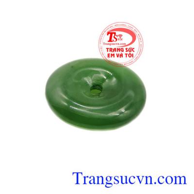 Đá Nephrite có khả năng đem lại vận may cho người sở hữu nó, có tác dụng trong việc cải thiện thị lực, hỗ trợ trong việc điều trị dạ dày.