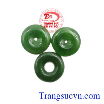 Mặt đồng xu Nephrite có thể làm vòng đeo tay, phù hợp để mang đi tặng người thân, bạn bè.