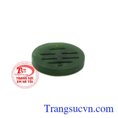Theo phong thủy, người ta cho rằng khi đeo Nephrite có tác dụng tốt đến các mối quan hệ được suôn sẻ giữ mọi người xung quanh. 