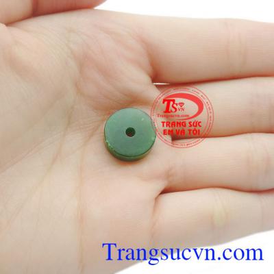 Mặt khuy Nephrite thiên nhiên.
