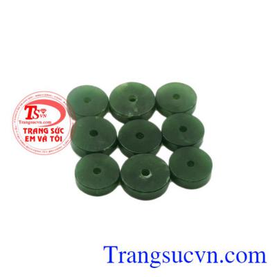 Mặt khuy Nephrite có thể làm mặt vòng tay, phù hợp để làm quà tặng cho người thân, bạn bè.