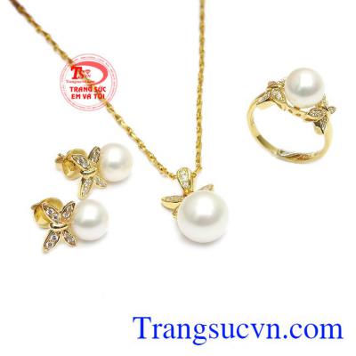 Bộ trang sức ngọc trai hồ điệp mang vẻ đẹp tinh tế, sang trọng và quyến rũ.
