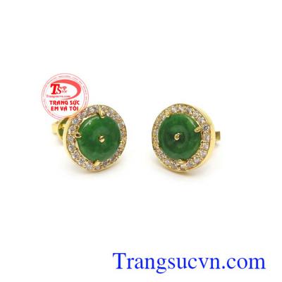 Hoa tai vàng Jadeite cát lộc trong phong thủy mang một nguồn năng lượng dương dồi dào. Vì thế, khi mang hoa tai vàng Jadeite bạn sẽ được tiếp thêm nguồn động lực, mạnh mẽ, lạc quan
