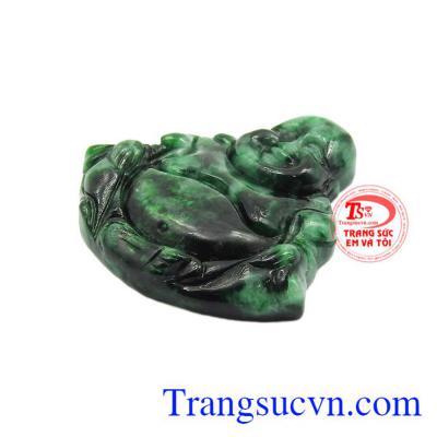 Ngọc cẩm thạch được cho là có tác động đến những điều không hay, xui xẻo và loại bỏ chúng khỏi cuộc sống của con người, khiến người đeo cảm thấy vui vẻ, lạc qua, hạnh phúc hơn