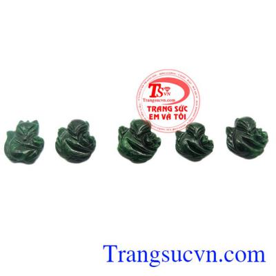 Mặt hồ ly ôm hoa Jadeite có thể làm mặt nhẫn, phù hợp làm quà tặng cho người thân, bạn bè.