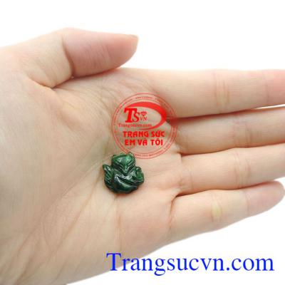 Mặt hồ ly ôm hoa Jadeite chất lượng.
