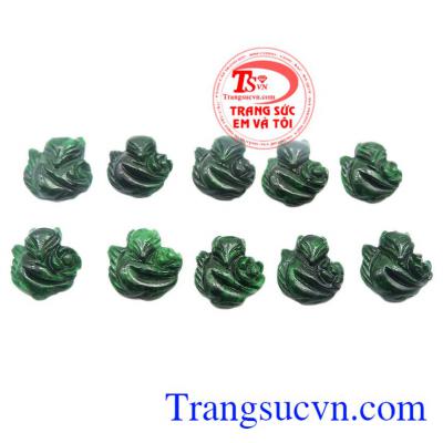 Mặt hồ ly ôm hoa Jadeite phù hợp để làm quà tặng người thân, bạn bè.