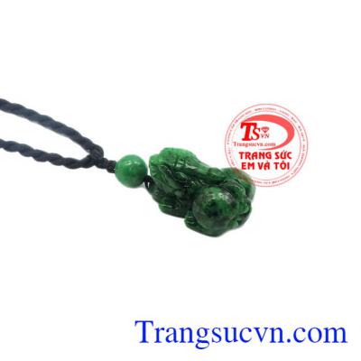 Chính vì vậy, hiện nay tỳ hưu là một linh vật đang được nhiều người ưu chuộng. Mặt tỳ hưu Jadeite có thể dùng làm mặt dây chuyền, phù hợp làm quà tặng.