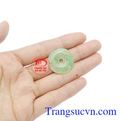 Ngọc cẩm thạch có thể dùng cho người lớn và trẻ nhỏ.