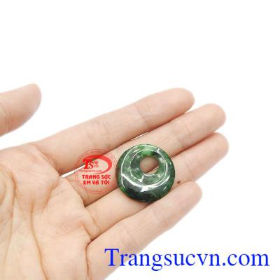 Ngọc cẩm thạch thiên nhiên mang lại may mắn, thịnh vượng cho người dùng.