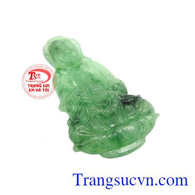 Theo quan điểm phong thủy thì hình ảnh Quan Âm người có tâm địa lương thiện, yêu thương tất cả nhân loại, không chấp nhận mọi người đối xử với mình ra sao, không để tâm, không oán thù, luôn vị tha, bao dung cho tất cả tội lỗi, luôn lắng nghe, chia sẻ nỗi