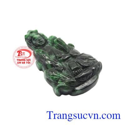 Đeo Mặt Jadeite Phật quan âm an lành là một mong ước và nguyện cầu gia đình luôn được êm ấm và chở che