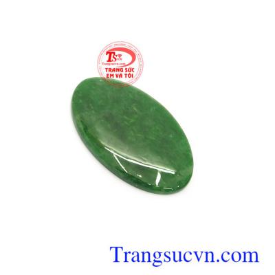 Mặt ngọc Jadeite bình an có tác dụng giải trừ tà khí, chiêu tài lộc, công danh, mang lại hạnh phúc, bình an và may mắn cho người đeo