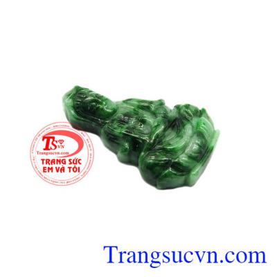 Phật Quan Âm là đấng từ bi, luôn mang phước lành đến cho muôn dân.
