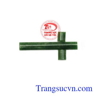 Mặt dây thánh giá ngọc Jadeite thích hợp bọc vàng hoặc bạc làm mặt dây chuyền cho mọi lứa tuổi và cho cả nam lẫn nữ