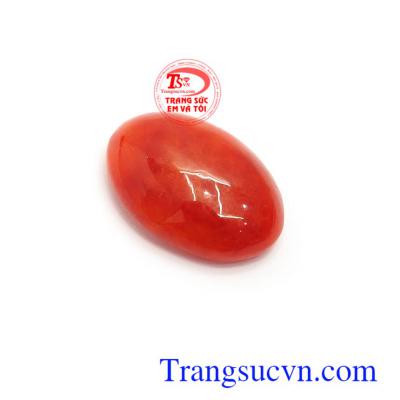 Mặt ngọc cẩm thạch đỏ hưng thịnh chứa nguồn năng lượng dồi dào có khả năng đẩy lùi những điều không hay, giúp con người thu về tiền tài cũng như sức khỏe, mang đến cuộc sống bình yên, hài hòa và vui vẻ cho người đeo