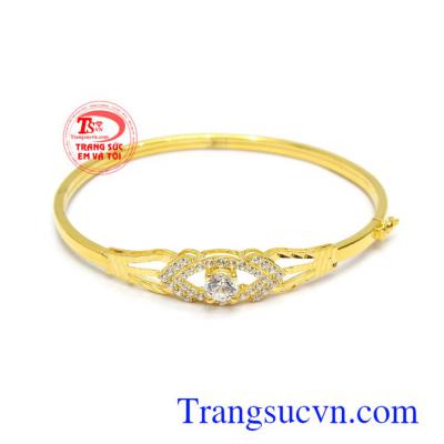 Vòng tay vàng tây đính đá sang trọng, là dòng sản phẩm rất được phái đẹp ưa chuộng