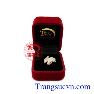 Bởi thế người sử dụng nhẫn có điêu khắc hình rắn vô cùng may mắn