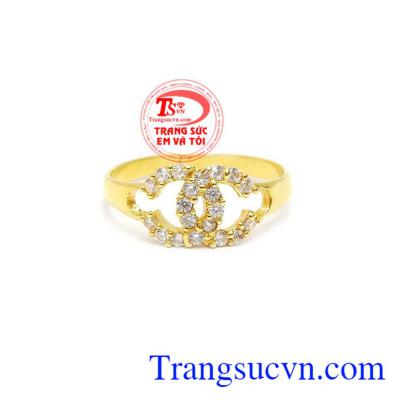 Nhẫn nữ vàng chanel thích hợp là món quà dành tặng người thân yêu