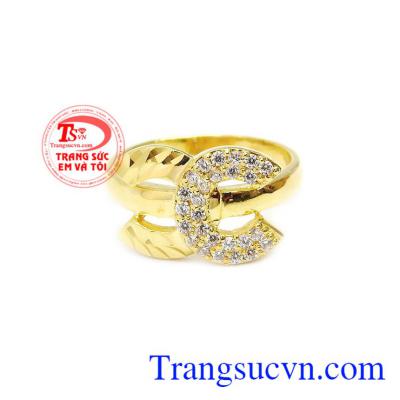 Nhẫn nữ vàng chanel bản to thích hợp với những người có tính cách phóng khoáng, yêu thích sự xa sỉ