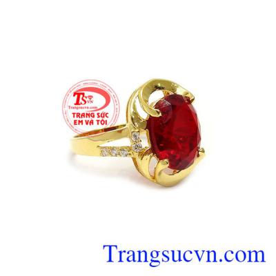 Nhẫn nữ vàng được đính thêm một viên đá chủ màu đỏ rực rỡ giúp tăng lên vẻ đẹp sang trọng, quý phái cho người phụ nữ