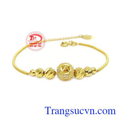 Sản phẩm được chế tác từ vàng theo hình bi kim tiền kết hợp với dây mảnh và đá tạo độ sáng cho sản phẩm