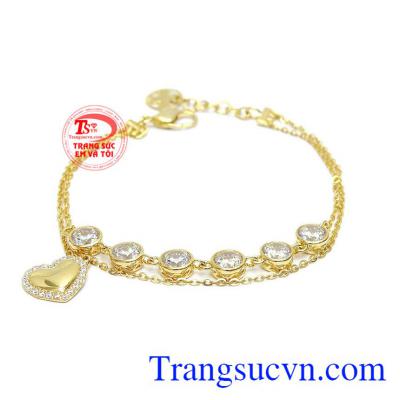 Thiết kế đơn giản, tinh tế với hình trái tim kết hợp với những viên đá CZ làm sản phẩm trở nên sáng và bắt mắt 