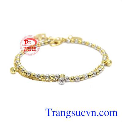 Với thiết kế trẻ trung đơn giản hình bi kết hợp với ngôi sao tôn lên vẻ nữ tính và hợp thời trang của phái đẹp