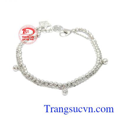 Lắc tay với thiết kế hình bi kết hợp cùng dây mảnh và hình ngôi sao mang đến vẻ dịu dàng, nhẹ nhàng mà thanh lịch cho người sử dụng