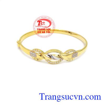 Vòng tay quý phái vàng 10k được thiết kế 3D tinh tế, hợp thời trang.