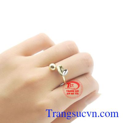 Nhẫn nữ vàng sương mai sẽ giúp cho bạn nói lên được vẻ đẹp e thẹn, yếu mềm của người con gái