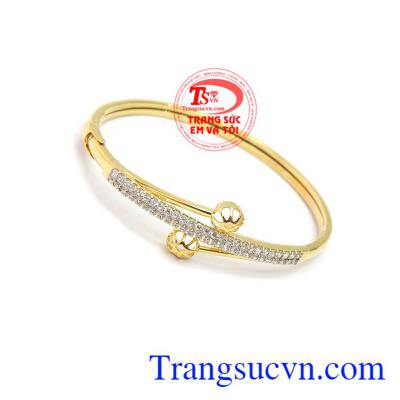là sản phẩm được chế tác với đường nét tinh tế, vòng tay vàng xinh xắn.