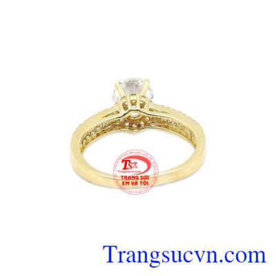 Sản phẩm được đính một viên đá chủ rộng 6mm nhô cao trên chiếc nhẫn càng làm tăng vẻ đẹp đầy kiêu hãnh
