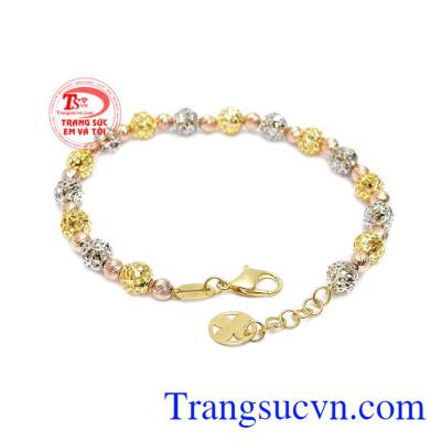 Lắc tay nhỏ xinh với thiết kế đơn giản hình bi với 2 màu vàng trắng và vàng màu làm nổi bật hơn cho sản phẩm