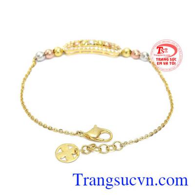 Lắc tay với thiết kế mảnh cùng mặt dây với bi hạt làm tăng độ sáng và nổi bật cho sản phẩm khi đeo lên tay người sử dụng