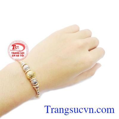 Vòng tay bi vàng 10k là món quà ý nghĩa để dành tặng cho người yêu thương.