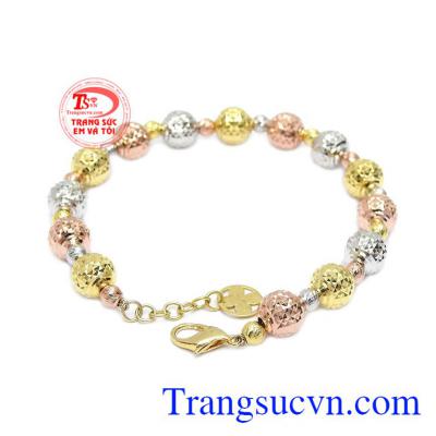 Lắc tay với thiết kế hạt bi đơn giản nhưng vẫn tôn lên vẻ dịu dàng và nữ tính của người phụ nữ