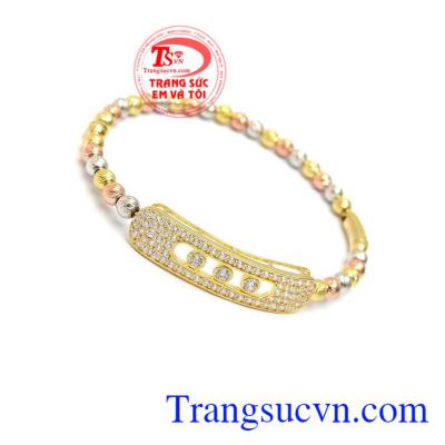 với đường nét tinh tế, mang lại vẻ đẹp quý phái, sang trọng cho người đep.