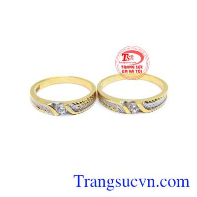 là đôi nhẫn với sự kết hợp của vàng màu vàng trắng và đá nhân tạo.
